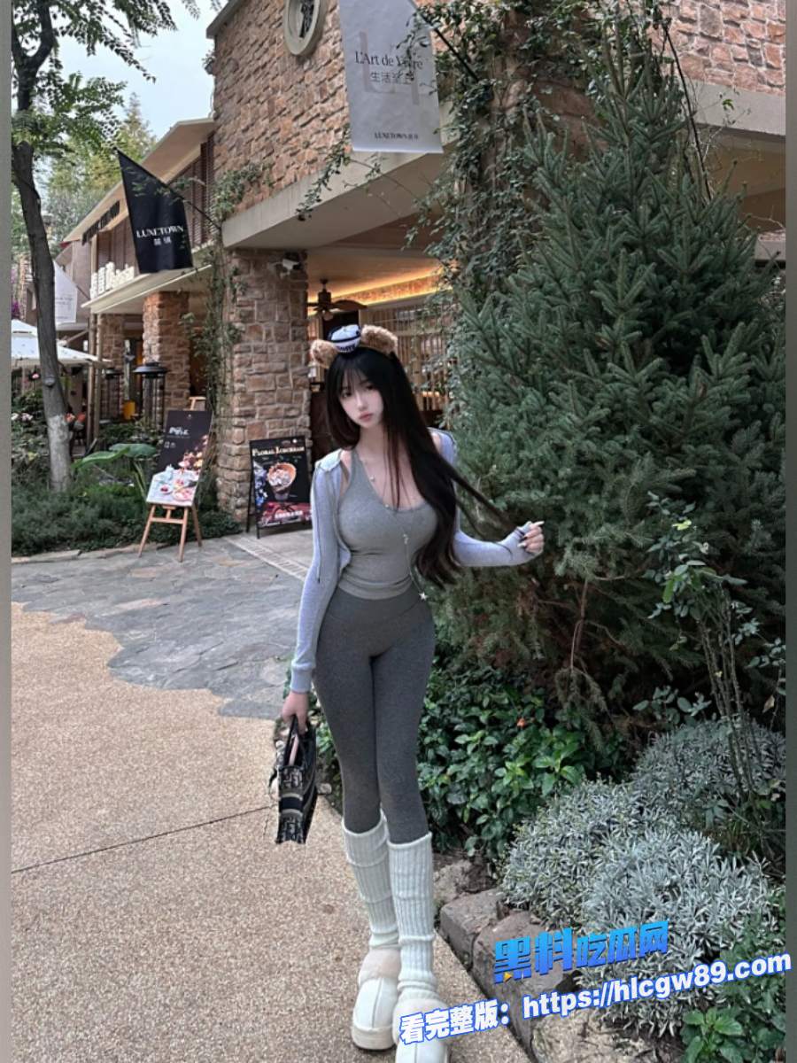 真实父女乱伦女儿瑜伽裤里小逼夹住葡萄给爸爸吃8