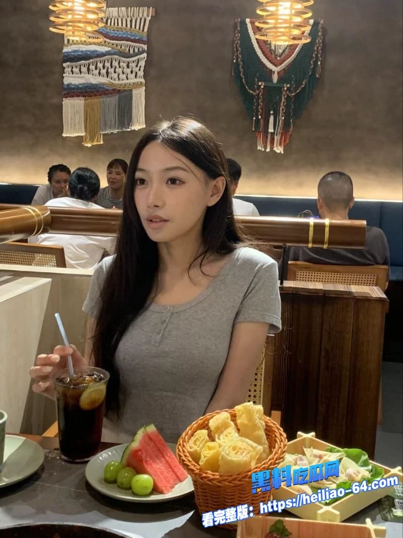 海角姐弟乱伦骚货姐姐勾引弟弟跪地深喉口交翘起屁股被无套后入疯狂抽插全程娇喘连连2