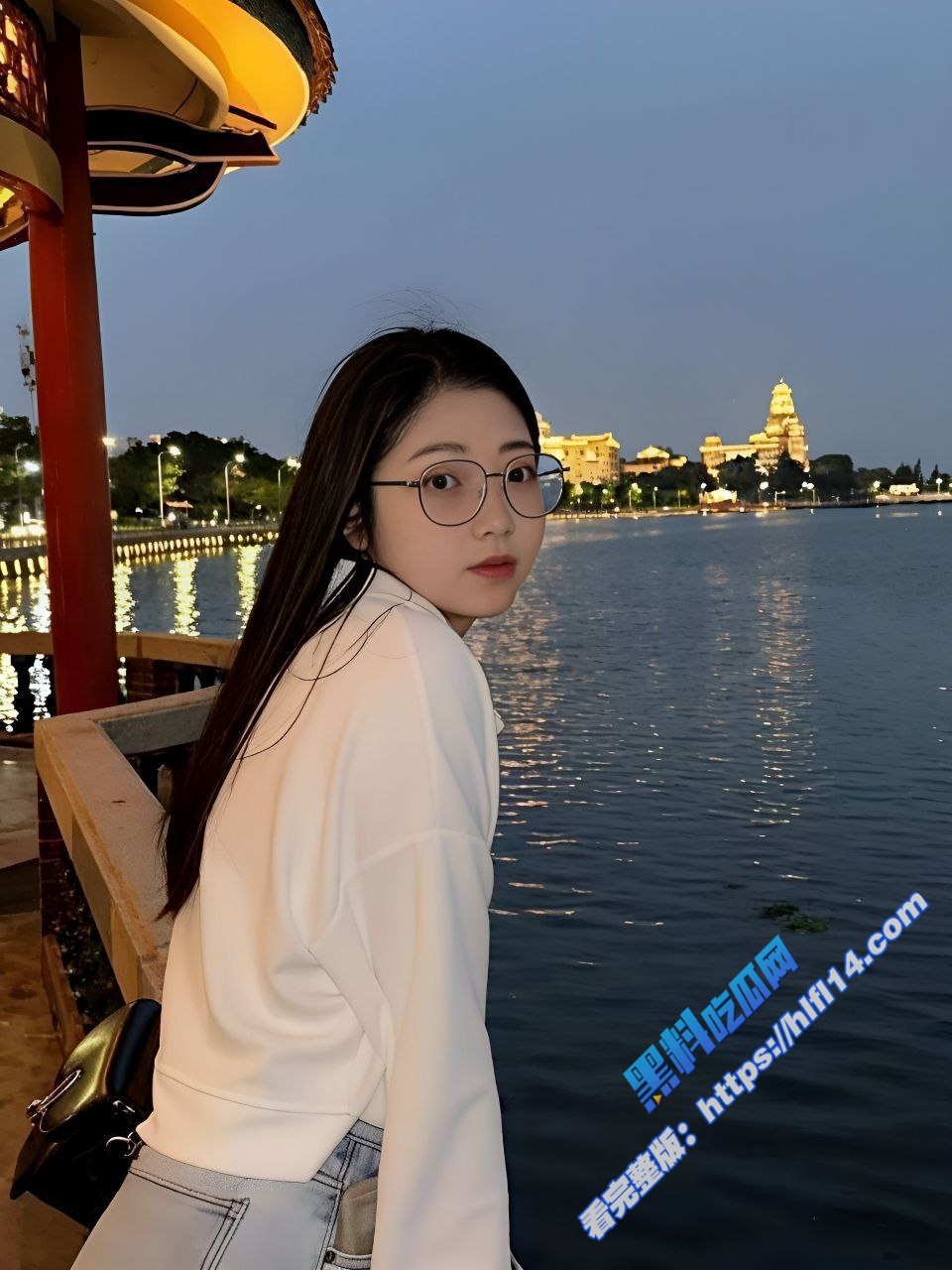 美女幼师 喜欢想母狗一样 让鸡巴从屁股后面插入 紧致小穴让人忍不住想射！2