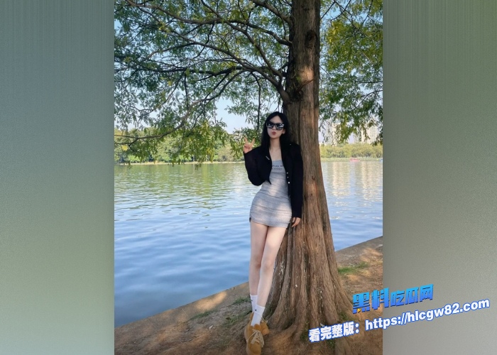 广东高档小区包租公的特殊癖好乘着女租客不在家疯狂潜入欣赏女租客的性感内衣内裤竟然还玩起了打胶真的好刺激啊 图4