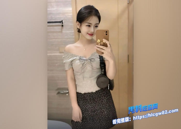 广东高档小区包租公的特殊癖好乘着女租客不在家疯狂潜入欣赏女租客的性感内衣内裤竟然还玩起了打胶真的好刺激啊 图6