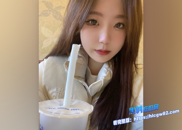 广东高档小区包租公的特殊癖好乘着女租客不在家疯狂潜入欣赏女租客的性感内衣内裤竟然还玩起了打胶真的好刺激啊 图9