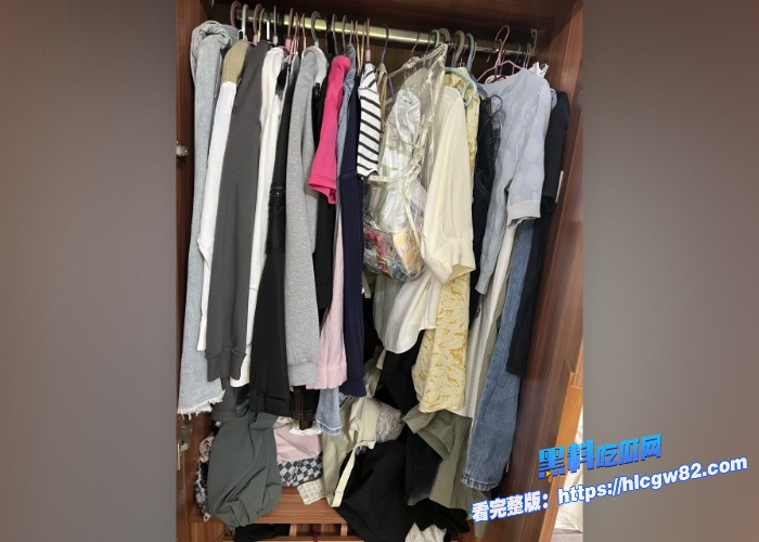 广东高档小区包租公的特殊癖好乘着女租客不在家疯狂潜入欣赏女租客的性感内衣内裤竟然还玩起了打胶真的好刺激啊 图13