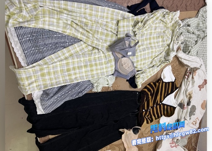广东高档小区包租公的特殊癖好乘着女租客不在家疯狂潜入欣赏女租客的性感内衣内裤竟然还玩起了打胶真的好刺激啊 图14