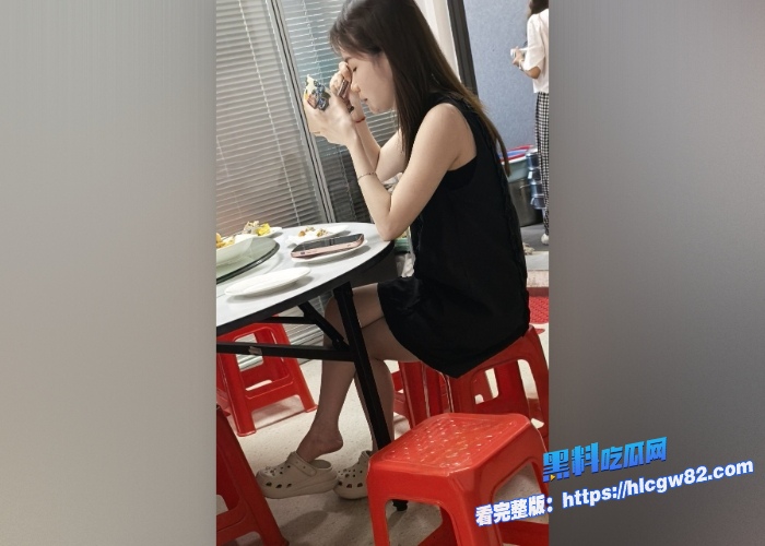 广东高档小区包租公的特殊癖好乘着女租客不在家疯狂潜入欣赏女租客的性感内衣内裤竟然还玩起了打胶真的好刺激啊 图17