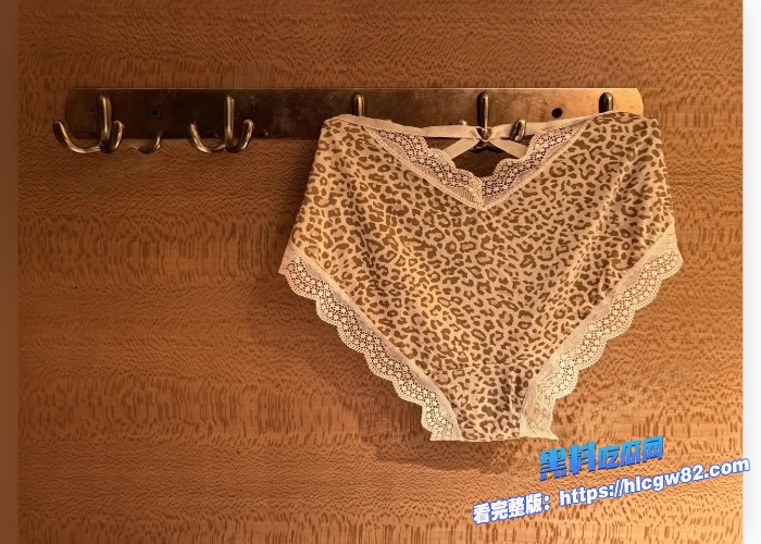 广东高档小区包租公的特殊癖好乘着女租客不在家疯狂潜入欣赏女租客的性感内衣内裤竟然还玩起了打胶真的好刺激啊 图19
