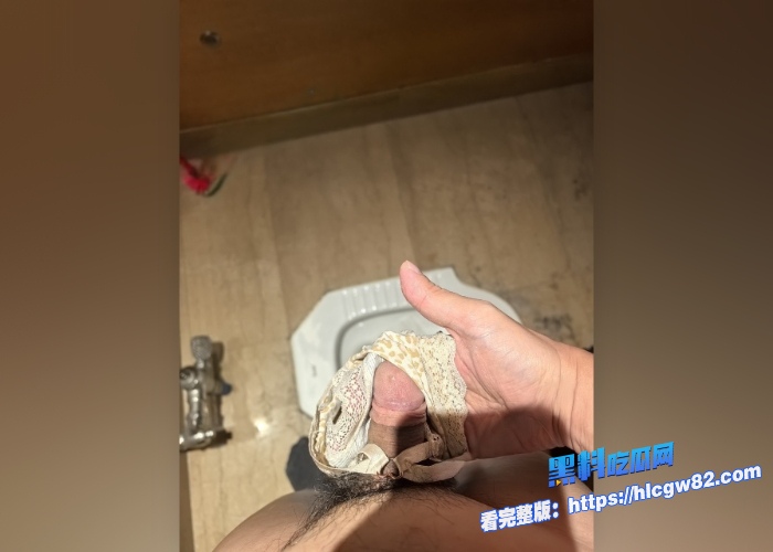 广东高档小区包租公的特殊癖好乘着女租客不在家疯狂潜入欣赏女租客的性感内衣内裤竟然还玩起了打胶真的好刺激啊 图20