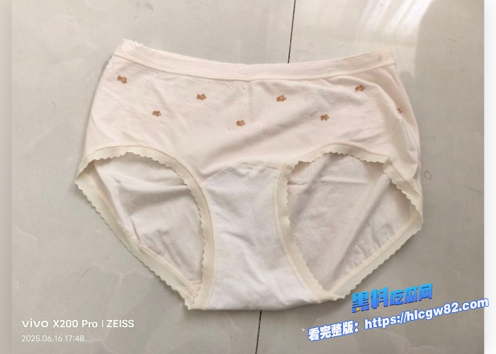 广东高档小区包租公的特殊癖好乘着女租客不在家疯狂潜入欣赏女租客的性感内衣内裤竟然还玩起了打胶真的好刺激啊 图26