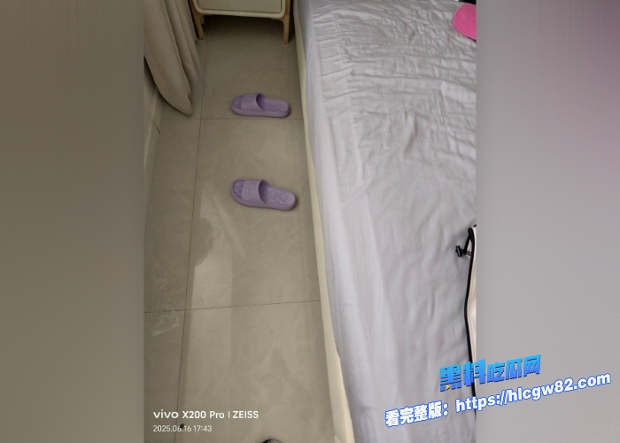 广东高档小区包租公的特殊癖好乘着女租客不在家疯狂潜入欣赏女租客的性感内衣内裤竟然还玩起了打胶真的好刺激啊 图27
