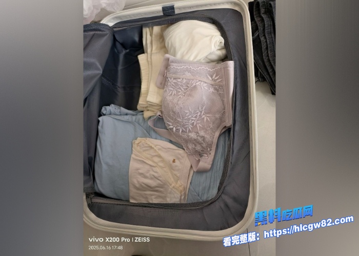 广东高档小区包租公的特殊癖好乘着女租客不在家疯狂潜入欣赏女租客的性感内衣内裤竟然还玩起了打胶真的好刺激啊 图28
