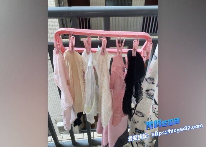 广东高档小区包租公的特殊癖好乘着女租客不在家疯狂潜入欣赏女租客的性感内衣内裤竟然还玩起了打胶真的好刺激啊 图29