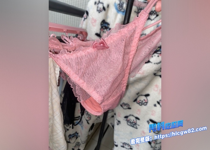 广东高档小区包租公的特殊癖好乘着女租客不在家疯狂潜入欣赏女租客的性感内衣内裤竟然还玩起了打胶真的好刺激啊 图30