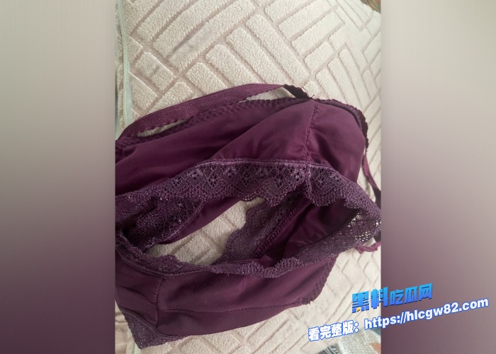 广东高档小区包租公的特殊癖好乘着女租客不在家疯狂潜入欣赏女租客的性感内衣内裤竟然还玩起了打胶真的好刺激啊 图42