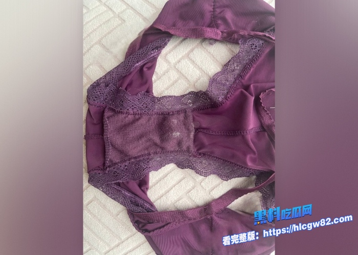 广东高档小区包租公的特殊癖好乘着女租客不在家疯狂潜入欣赏女租客的性感内衣内裤竟然还玩起了打胶真的好刺激啊 图43