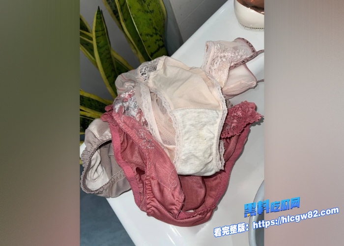 广东高档小区包租公的特殊癖好乘着女租客不在家疯狂潜入欣赏女租客的性感内衣内裤竟然还玩起了打胶真的好刺激啊 图44