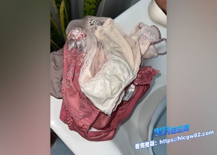 广东高档小区包租公的特殊癖好乘着女租客不在家疯狂潜入欣赏女租客的性感内衣内裤竟然还玩起了打胶真的好刺激啊 图45