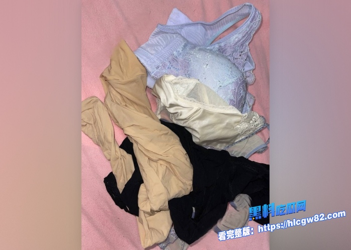 广东高档小区包租公的特殊癖好乘着女租客不在家疯狂潜入欣赏女租客的性感内衣内裤竟然还玩起了打胶真的好刺激啊 图47