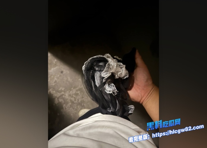 广东高档小区包租公的特殊癖好乘着女租客不在家疯狂潜入欣赏女租客的性感内衣内裤竟然还玩起了打胶真的好刺激啊 图48