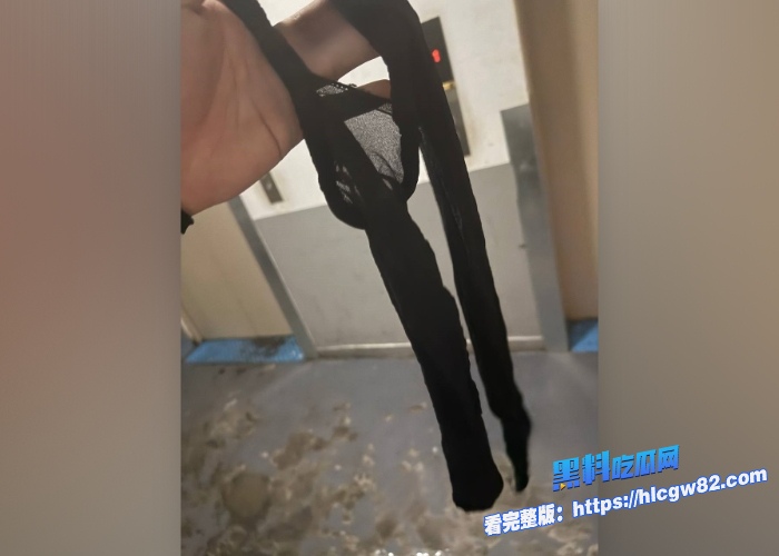 广东高档小区包租公的特殊癖好乘着女租客不在家疯狂潜入欣赏女租客的性感内衣内裤竟然还玩起了打胶真的好刺激啊 图50