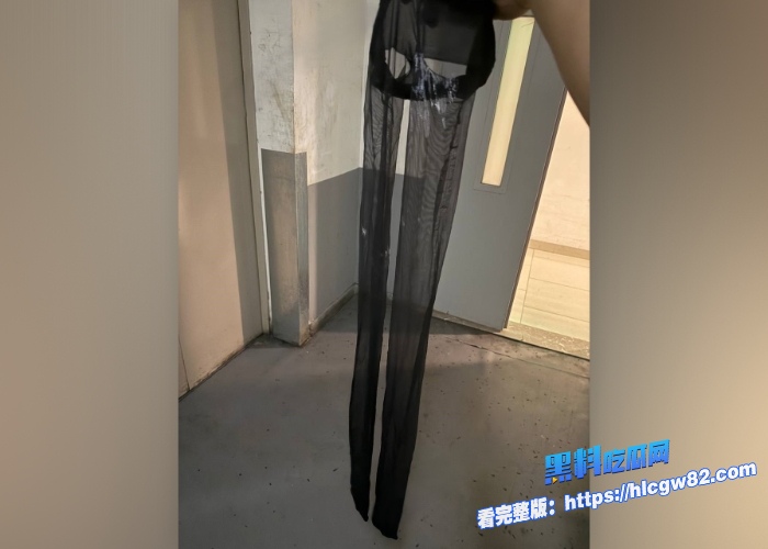 广东高档小区包租公的特殊癖好乘着女租客不在家疯狂潜入欣赏女租客的性感内衣内裤竟然还玩起了打胶真的好刺激啊 图52