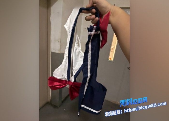 广东高档小区包租公的特殊癖好乘着女租客不在家疯狂潜入欣赏女租客的性感内衣内裤竟然还玩起了打胶真的好刺激啊 图53