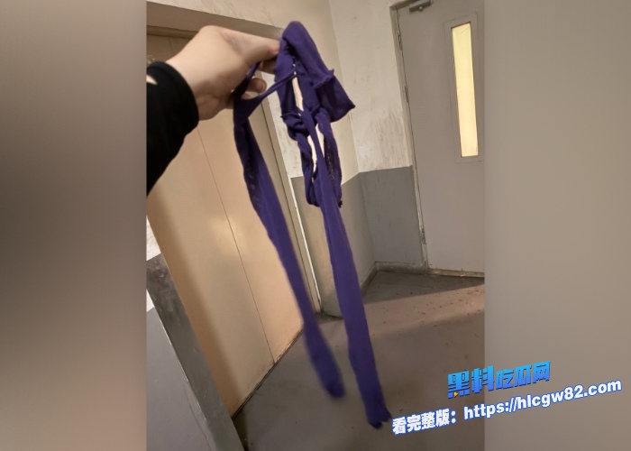 广东高档小区包租公的特殊癖好乘着女租客不在家疯狂潜入欣赏女租客的性感内衣内裤竟然还玩起了打胶真的好刺激啊 图54