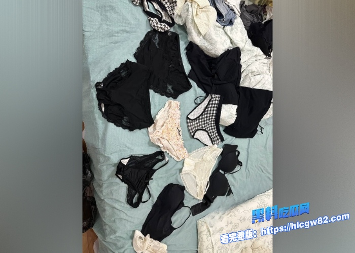 广东高档小区包租公的特殊癖好乘着女租客不在家疯狂潜入欣赏女租客的性感内衣内裤竟然还玩起了打胶真的好刺激啊 图56