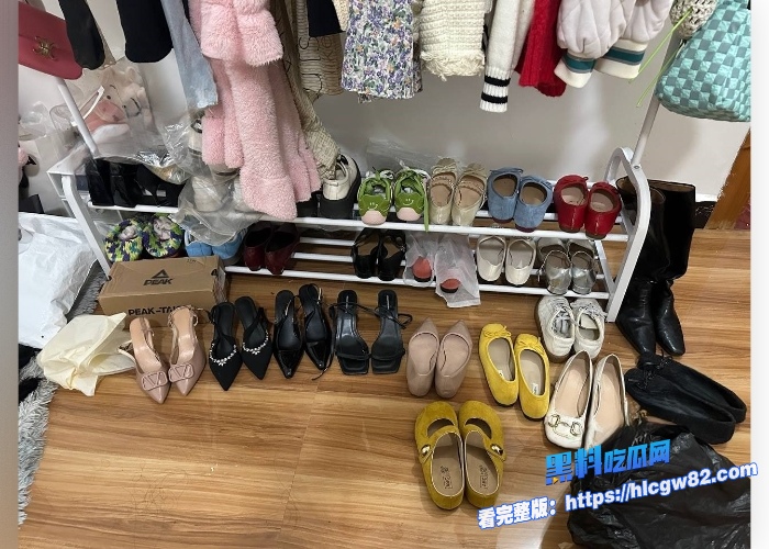 广东高档小区包租公的特殊癖好乘着女租客不在家疯狂潜入欣赏女租客的性感内衣内裤竟然还玩起了打胶真的好刺激啊 图57