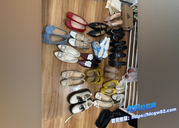 广东高档小区包租公的特殊癖好乘着女租客不在家疯狂潜入欣赏女租客的性感内衣内裤竟然还玩起了打胶真的好刺激啊 图58