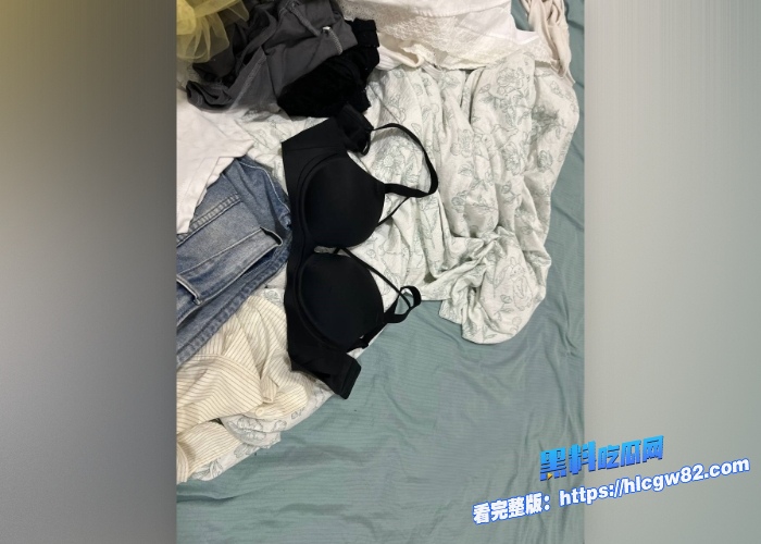 广东高档小区包租公的特殊癖好乘着女租客不在家疯狂潜入欣赏女租客的性感内衣内裤竟然还玩起了打胶真的好刺激啊 图60