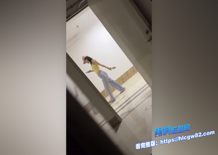 广东高档小区包租公的特殊癖好乘着女租客不在家疯狂潜入欣赏女租客的性感内衣内裤竟然还玩起了打胶真的好刺激啊 图61