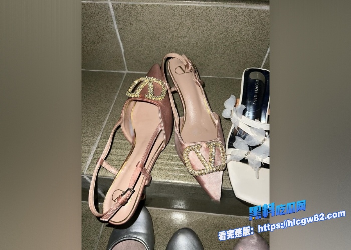 广东高档小区包租公的特殊癖好乘着女租客不在家疯狂潜入欣赏女租客的性感内衣内裤竟然还玩起了打胶真的好刺激啊 图63