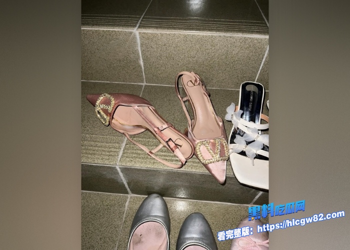 广东高档小区包租公的特殊癖好乘着女租客不在家疯狂潜入欣赏女租客的性感内衣内裤竟然还玩起了打胶真的好刺激啊 图64
