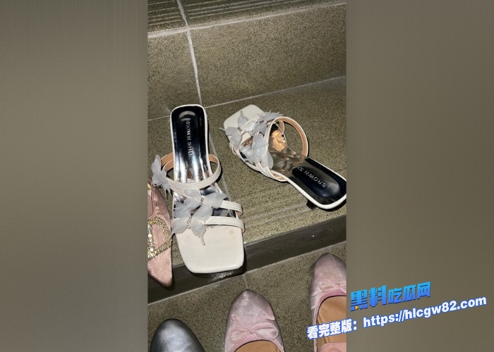广东高档小区包租公的特殊癖好乘着女租客不在家疯狂潜入欣赏女租客的性感内衣内裤竟然还玩起了打胶真的好刺激啊 图65