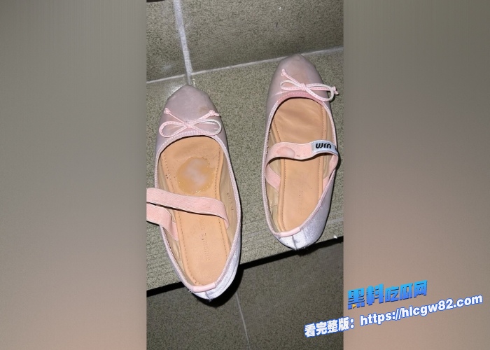 广东高档小区包租公的特殊癖好乘着女租客不在家疯狂潜入欣赏女租客的性感内衣内裤竟然还玩起了打胶真的好刺激啊 图67