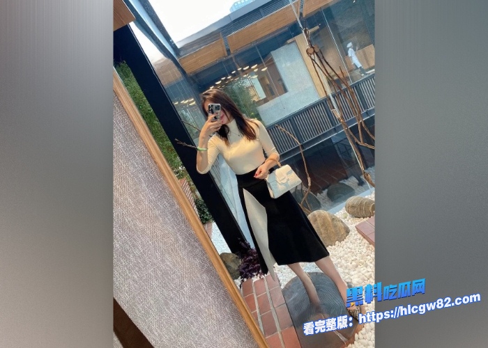 广东高档小区包租公的特殊癖好乘着女租客不在家疯狂潜入欣赏女租客的性感内衣内裤竟然还玩起了打胶真的好刺激啊 图73
