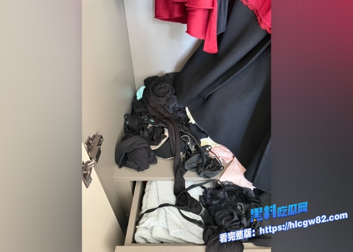 广东高档小区包租公的特殊癖好乘着女租客不在家疯狂潜入欣赏女租客的性感内衣内裤竟然还玩起了打胶真的好刺激啊 图77