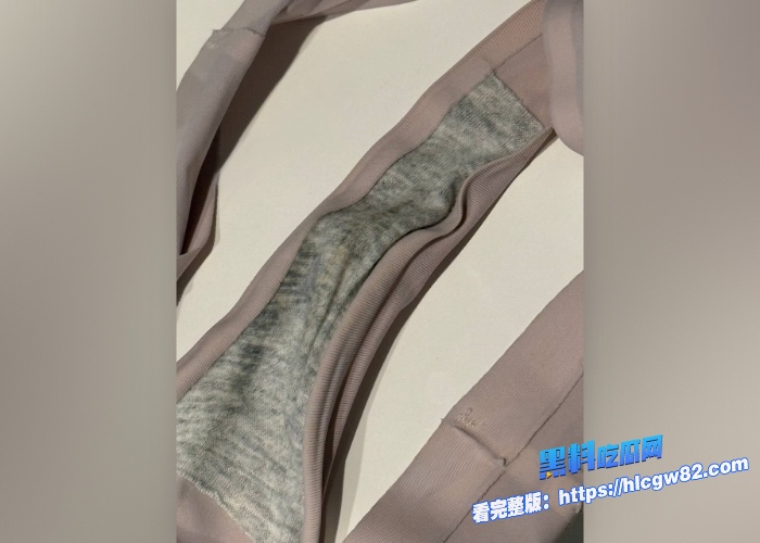 广东高档小区包租公的特殊癖好乘着女租客不在家疯狂潜入欣赏女租客的性感内衣内裤竟然还玩起了打胶真的好刺激啊 图78