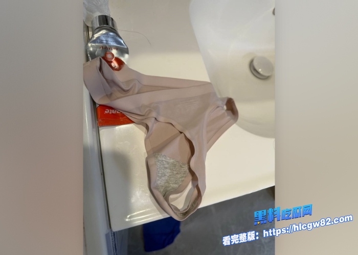 广东高档小区包租公的特殊癖好乘着女租客不在家疯狂潜入欣赏女租客的性感内衣内裤竟然还玩起了打胶真的好刺激啊 图79