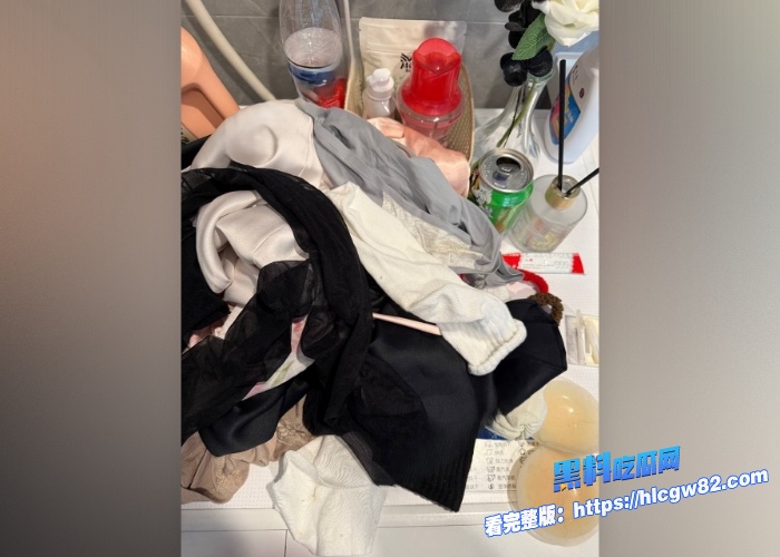 广东高档小区包租公的特殊癖好乘着女租客不在家疯狂潜入欣赏女租客的性感内衣内裤竟然还玩起了打胶真的好刺激啊 图82