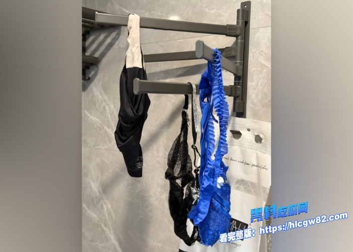 广东高档小区包租公的特殊癖好乘着女租客不在家疯狂潜入欣赏女租客的性感内衣内裤竟然还玩起了打胶真的好刺激啊 图83