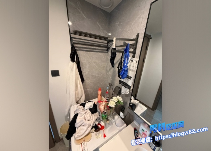 广东高档小区包租公的特殊癖好乘着女租客不在家疯狂潜入欣赏女租客的性感内衣内裤竟然还玩起了打胶真的好刺激啊 图84