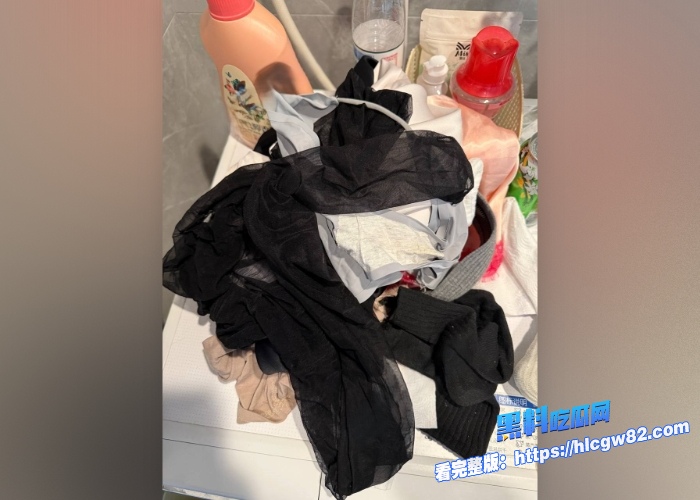 广东高档小区包租公的特殊癖好乘着女租客不在家疯狂潜入欣赏女租客的性感内衣内裤竟然还玩起了打胶真的好刺激啊 图85