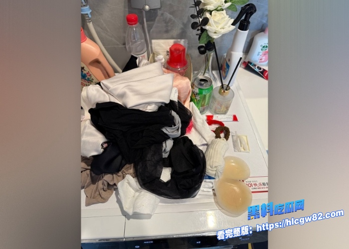 广东高档小区包租公的特殊癖好乘着女租客不在家疯狂潜入欣赏女租客的性感内衣内裤竟然还玩起了打胶真的好刺激啊 图86