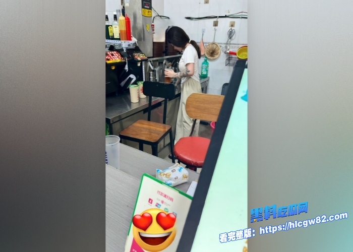广东高档小区包租公的特殊癖好乘着女租客不在家疯狂潜入欣赏女租客的性感内衣内裤竟然还玩起了打胶真的好刺激啊 图87