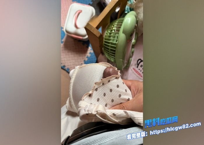 广东高档小区包租公的特殊癖好乘着女租客不在家疯狂潜入欣赏女租客的性感内衣内裤竟然还玩起了打胶真的好刺激啊 图88