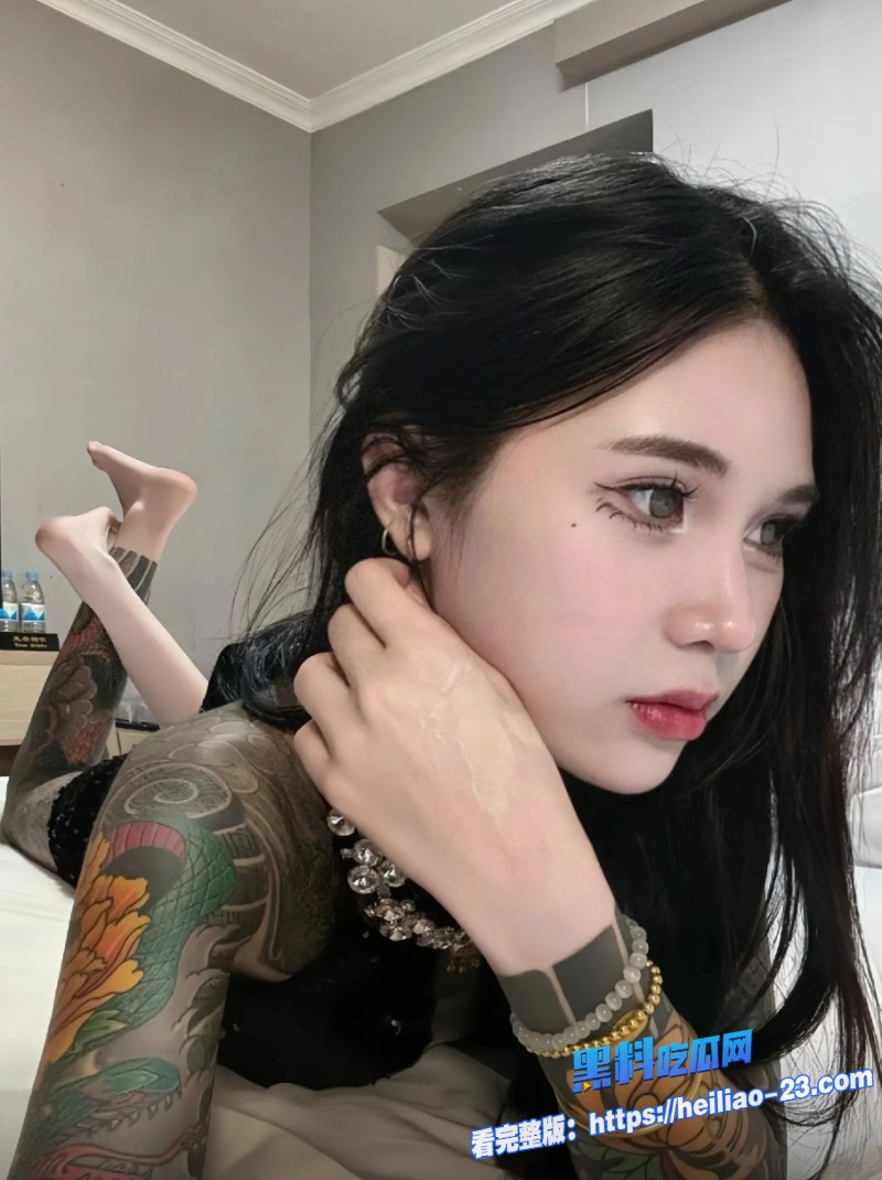 花臂纹身精神小妹露脸直播大秀和眼镜男直接开干又是羡慕精神小伙能近距离实战的一天啊 3
