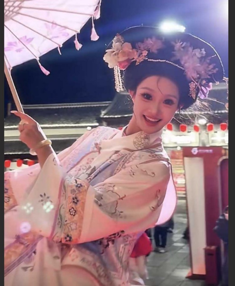 河头老街不倒翁女孩孙鹤滋百万网红被老街团长大叔 李维金PUA拿下不雅视频曝光 图3 河头老街不倒翁女孩孙鹤滋百万网红被老街团长大叔 李维金PUA拿下不雅视频曝光 图3