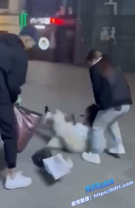 精神小妹群架现场 其中一位对另外一个直接拖在地上拳打脚踢 场面太刺激！1
