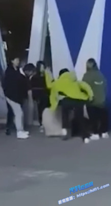 精神小妹群架现场 其中一位对另外一个直接拖在地上拳打脚踢 场面太刺激!3 精神小妹群架现场 其中一位对另外一个直接拖在地上拳打脚踢 场面太刺激!3